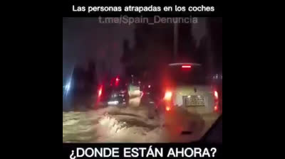 Espeluznantes situaciones grabadas en el interior de los vehículos en plena inundación.  Más de 100.000 vehículos convertidos en chatarra. ¿Dónde está esta gente? ¿Se salvaron todos?