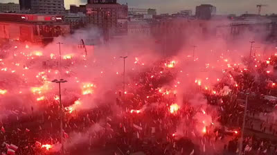 Esto es unión, valor y patriotismo para defender  la supervivencia y la patria... 300.000 patriotas polacos se juntan en la calle para mostrar al mundo que Polonia es un país cristiano.