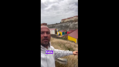 Aberrante! Para los de fuera todo, para los nuestros, nada. Los palmeros aún viven en contenedores mientras los recursos fluyen a los falsos refugiados...