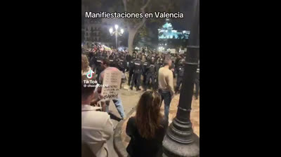 Vecinos de Paiporta acorralados por los esbirros del Régimen en la manifestación d ayer en Valencia.