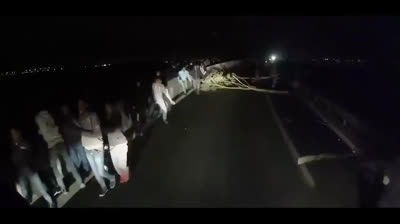 ¡PARECE UN PEDAZO DE PELICULA DE ZOMBIES !Francia: un numeroso grupo de africanos organizó un asalto nocturno cortando una carretera para scuestrar un camión y entrar ilegalmente en Reino Unido por carretera.