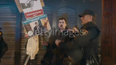 ¡Policía que se ponga afavor de la mafia que gobierna se convertirá automáticamente en enemigo del pueblo!